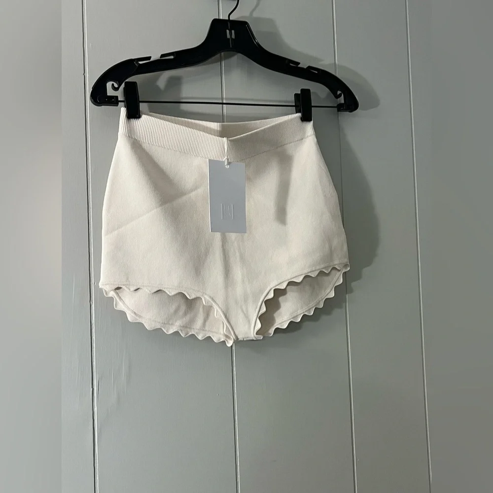 Helsa Elvira Shorts in Cream - Picture 5 of 14